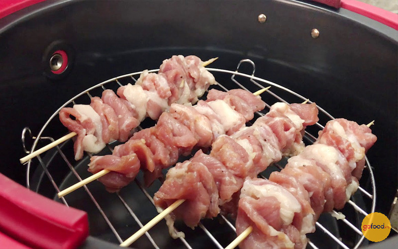 Primer plano de panceta de cerdo asada jugosa y dorada