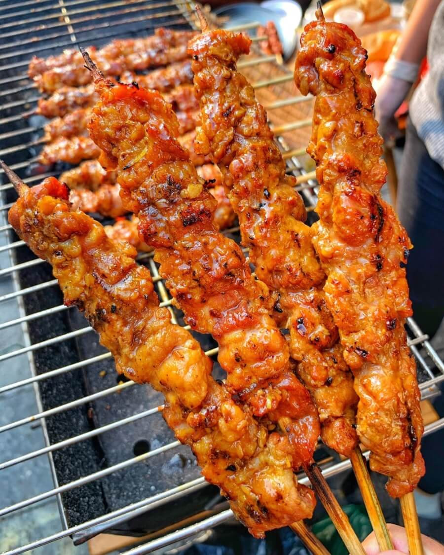 Brochetas de carne a la parrilla terminadas