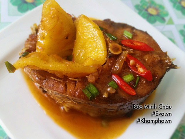 Disfrutar del pescado guisado con piña