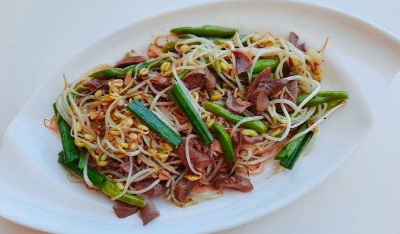 Plated pork liver and bean sprout stir-fry