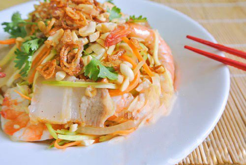 Disfrutar de la ensalada de mango verde con camarones