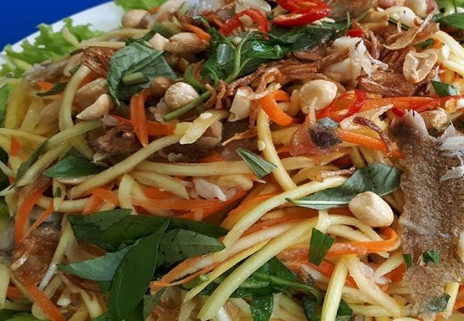 Disfrutando de la ensalada de mango verde vegano