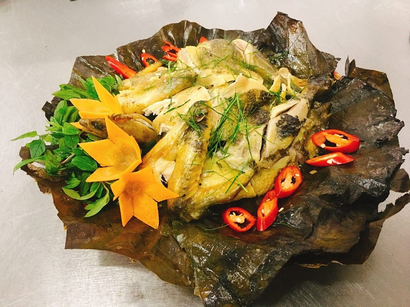 Preparing lotus leaf steamed chicken