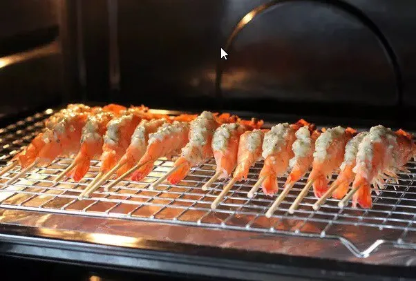 Gambas rellenas de mantequilla y ajo