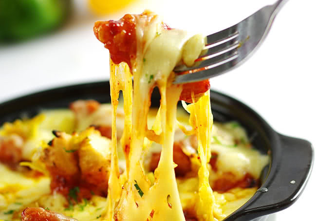 Presentación atractiva de los rollitos de ternera con queso