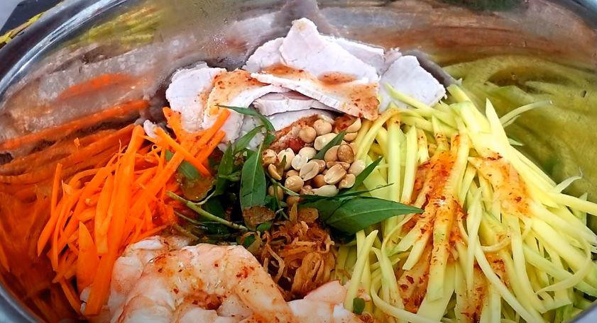 Presentación de la ensalada de mango verde con camarones