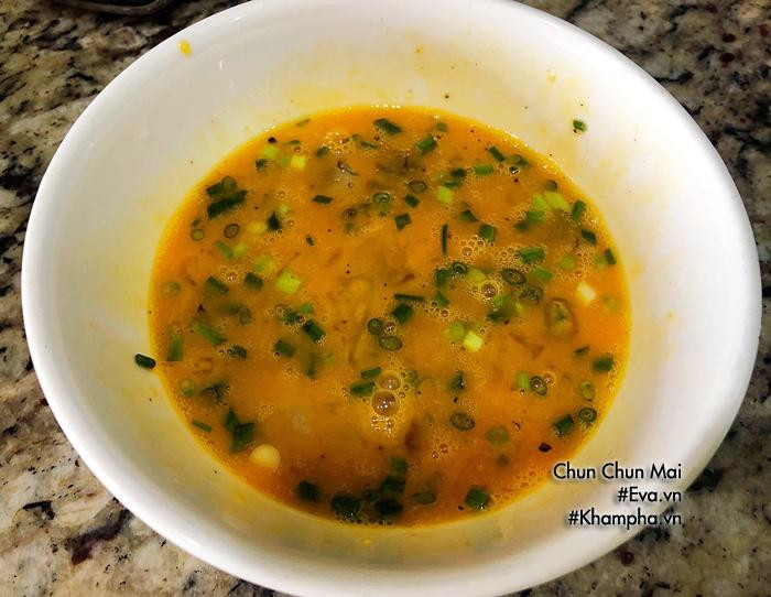 Mixing eggs and shrimp