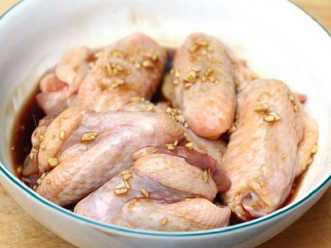 Marinating chicken wings with seasonings