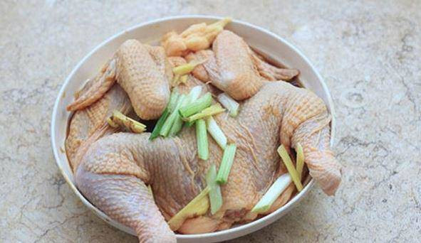 Marinar el pollo con salsa de pescado