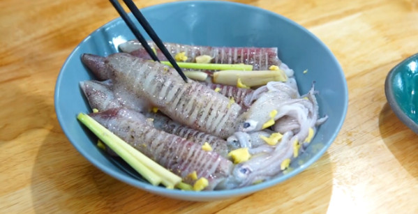 Marinar los calamares con jengibre y lemongrass