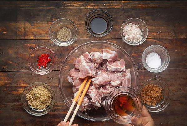 Marinar bien las costillas para un sabor más intenso