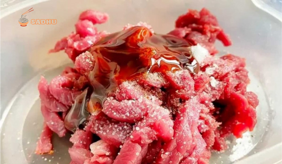 Marinado de la carne de res para estofar con tomate