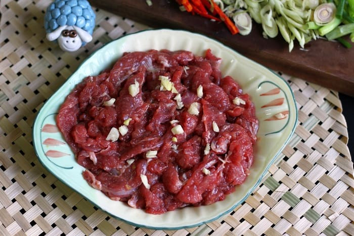 Marinado de la carne de res antes de cocinar