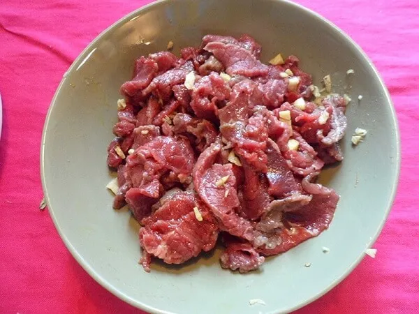 Marinating beef with necessary seasonings