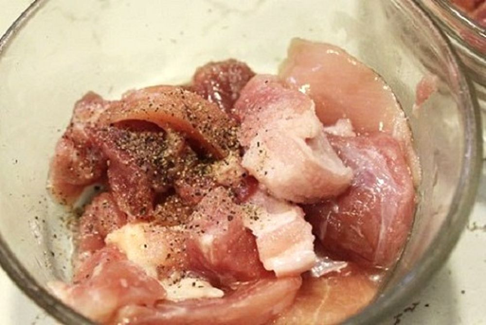 Cerdo marinando con ajo, chile y especias