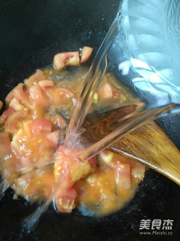 Xào cà chua để tạo màu sắc hấp dẫn cho món canh