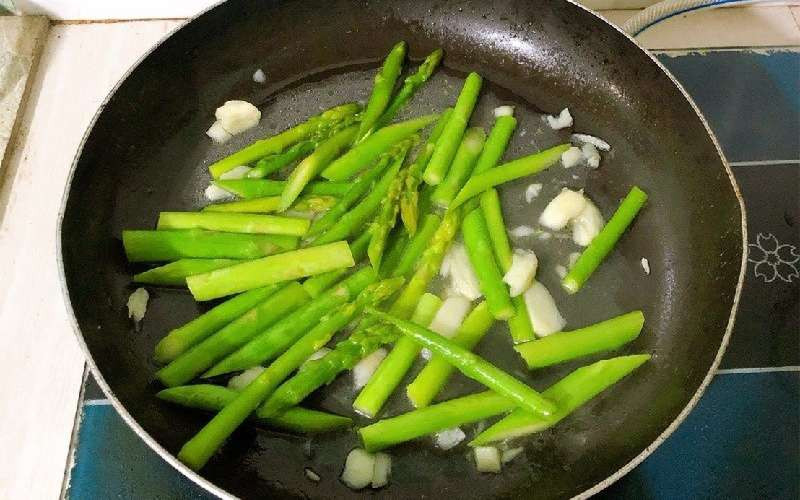 Stir-frying asparagus