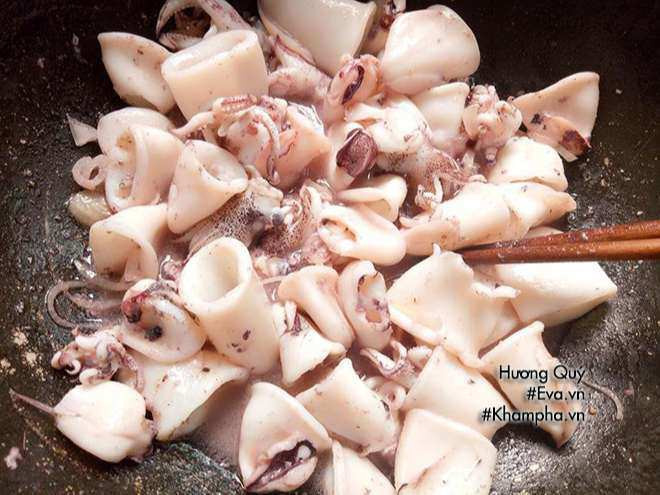 Stir-frying squid over high heat