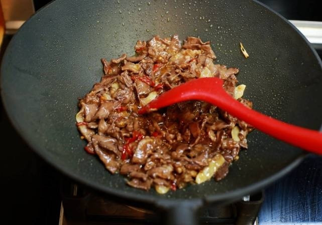 Saltear ligeramente el corazón de cerdo antes de añadir el shiitake