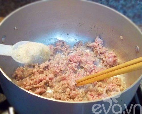 Saltear la carne picada con cebolla