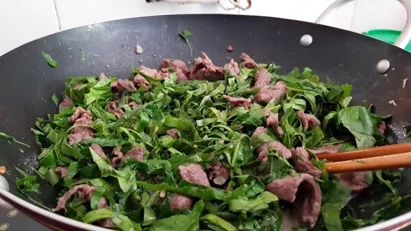 Stir-frying beef with piper lolot leaves and chili
