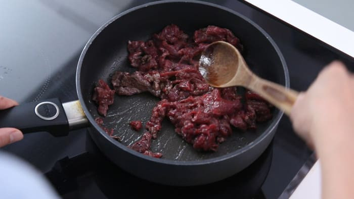 Salteado de la carne de res medio hecha