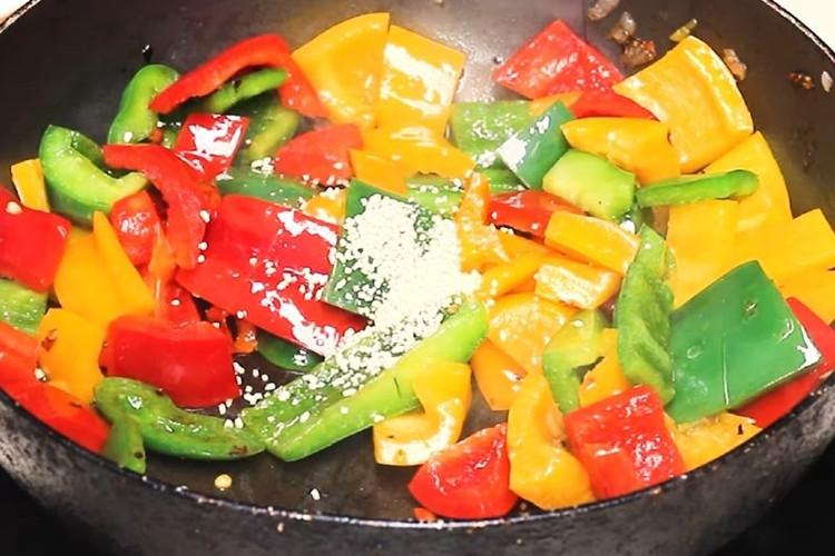 Stir-Frying Pork with Sauce Creates the Dish's Signature Flavor