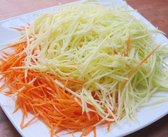 Mango verde cortado en tiras para la ensalada