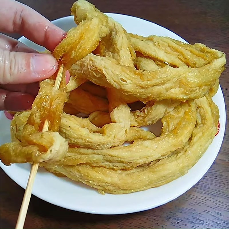 Step 1 Skewer the tofu skin for braised tofu skin with tamarind sauce