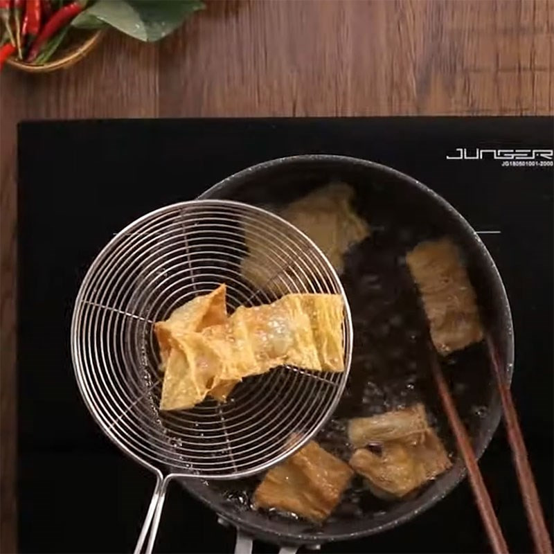 Step 2 Fry the tofu skin for braised tofu skin with bamboo shoots
