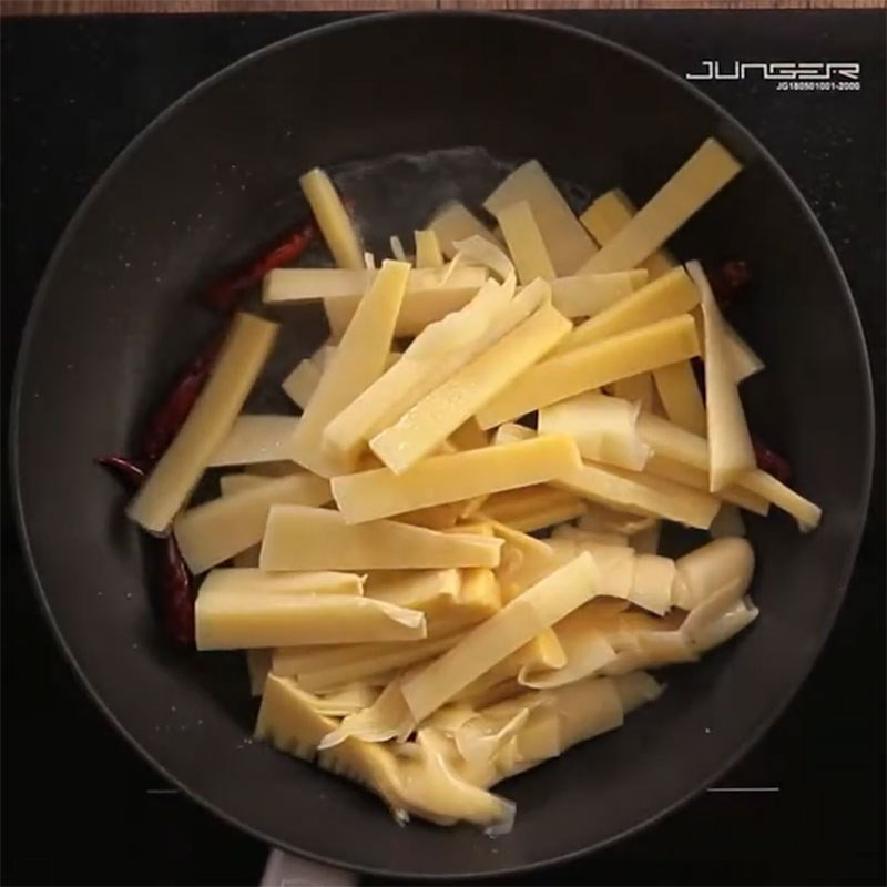 Step 3 Braise bamboo shoots with tofu skin for braised tofu skin with bamboo shoots