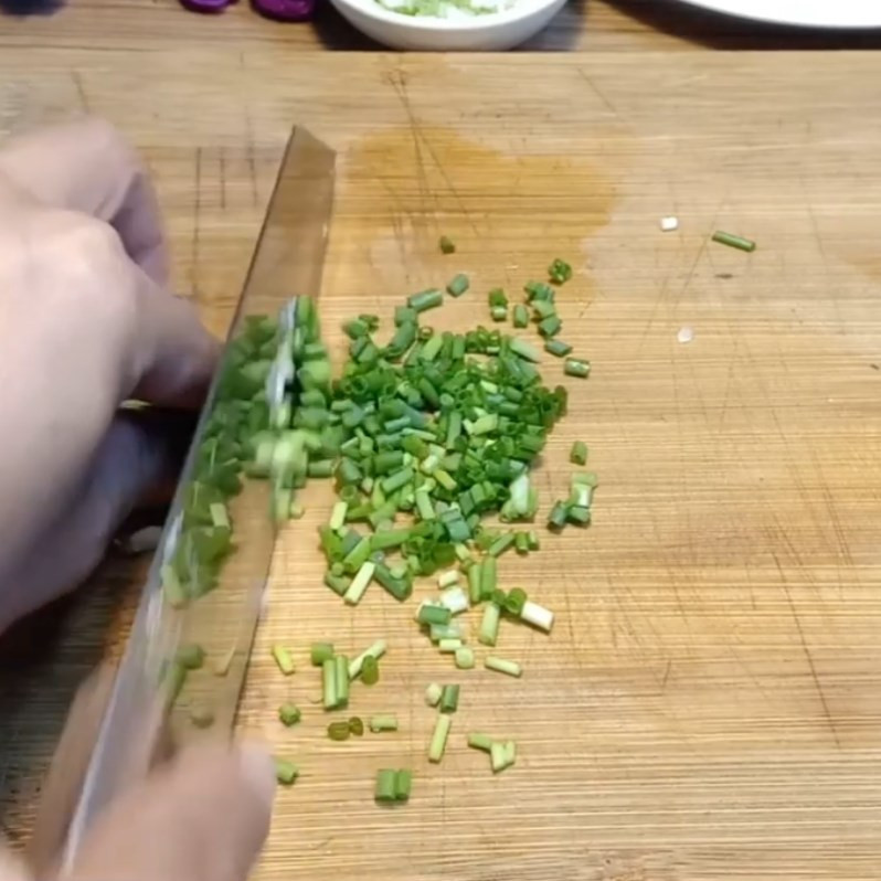 Preparing ingredients for pepper braised vegetarian ribs