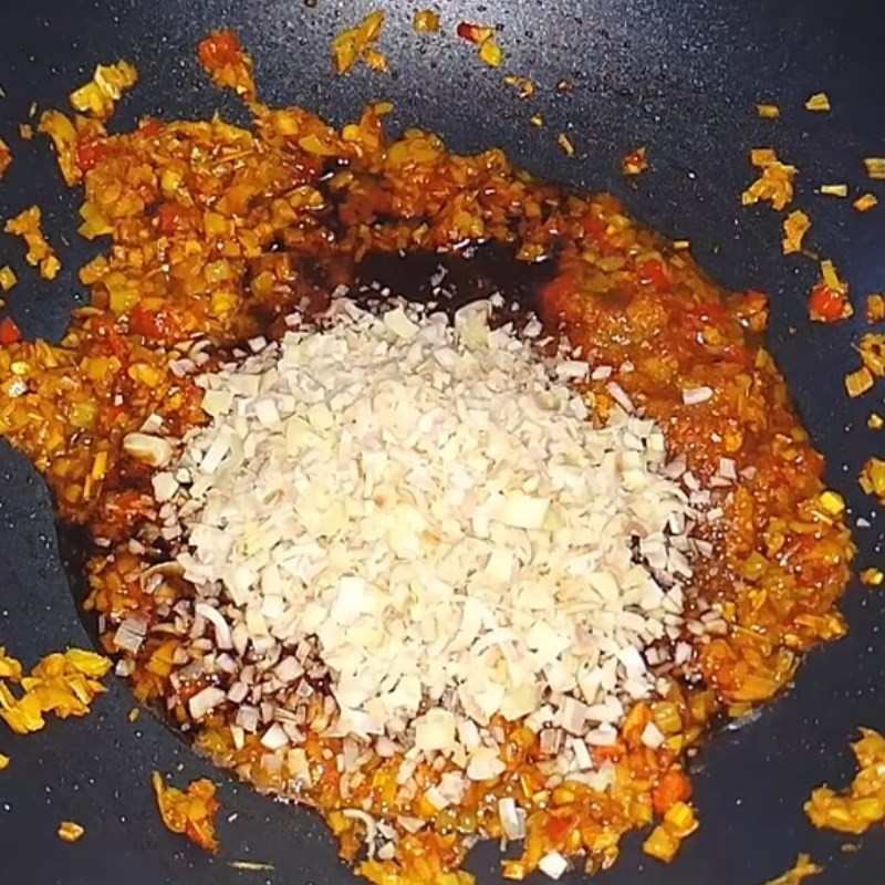 Sautéing lemongrass, chili, leek and spices in a pan