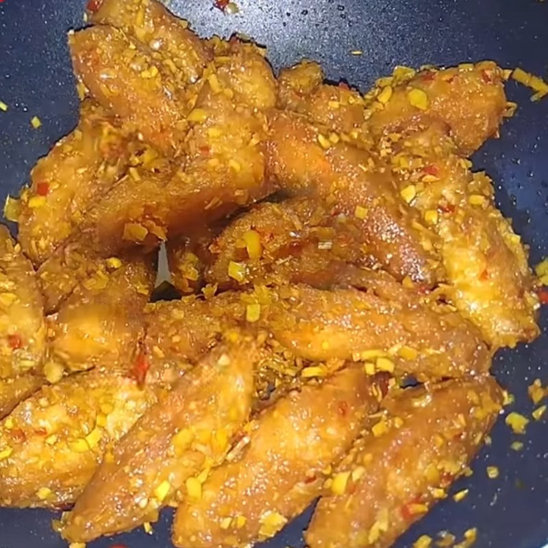 Braising fried vegetarian ribs with lemongrass chili mixture