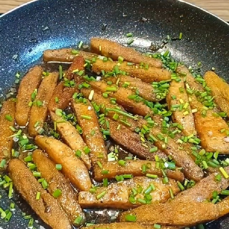 Braising the fried vegetarian ribs in the sauce