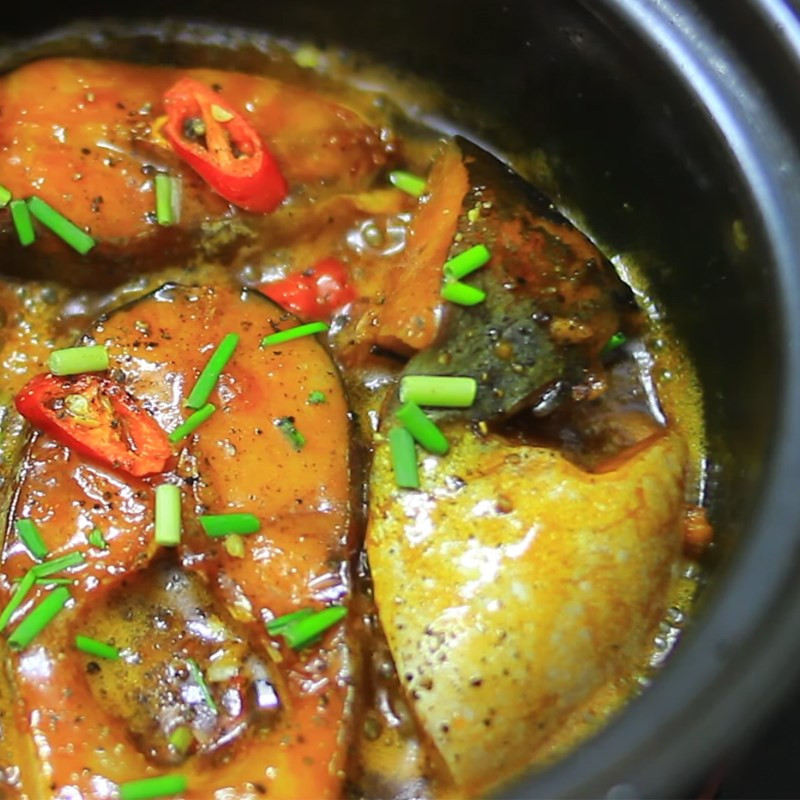 Cá basa kho tiêu đang được nấu