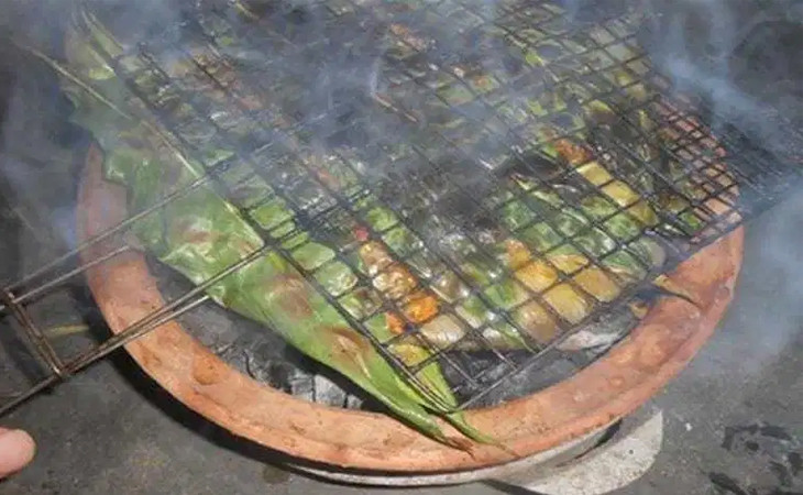 Raya asándose sobre carbón