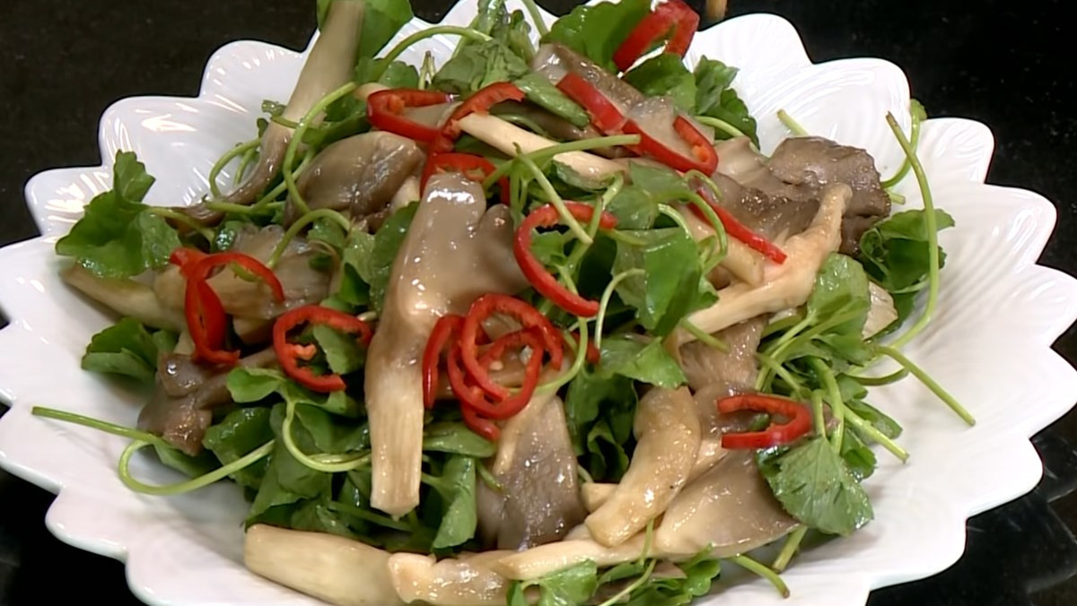 Cómo preparar una ensalada de hojas de centella vegana