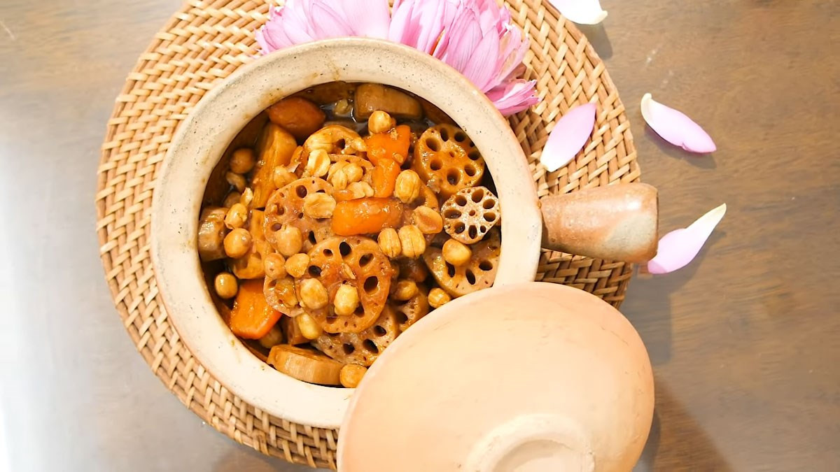 Preparing braised shiitake mushrooms and lotus root