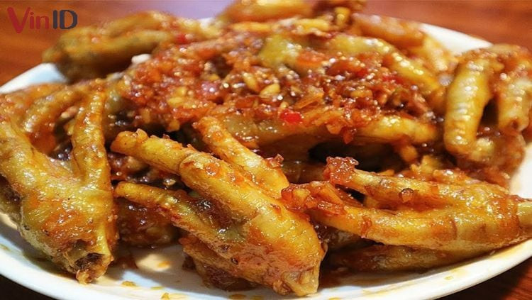 Patas de pollo fritas con salsa de pescado