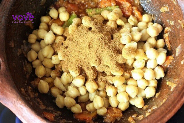 Boiled chickpeas - key ingredient in Indian-style chickpea salad recipe