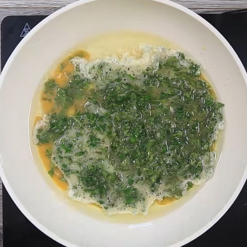 Freír los huevos con artemisa