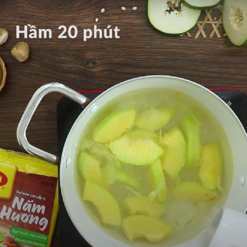 Simmering papaya with straw mushrooms