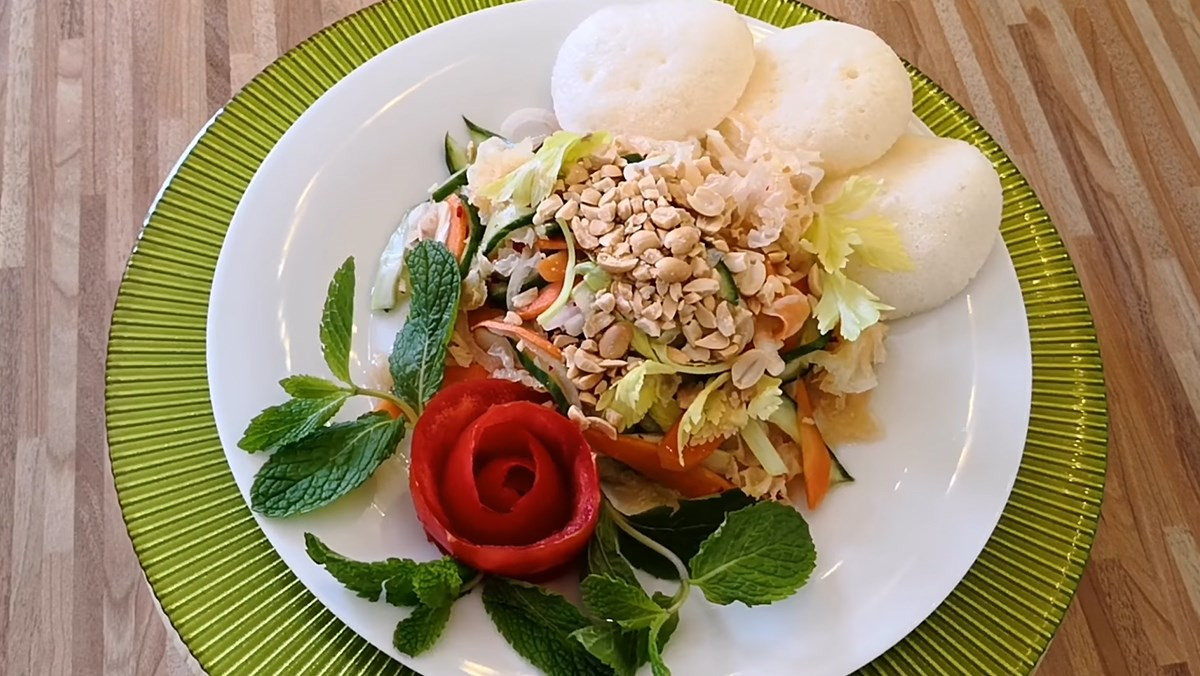 Finished dish of vegetarian snow fungus salad