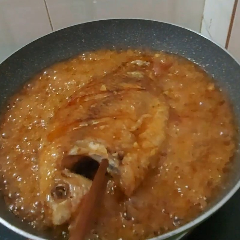 Completing the garlic fish fried in fish sauce