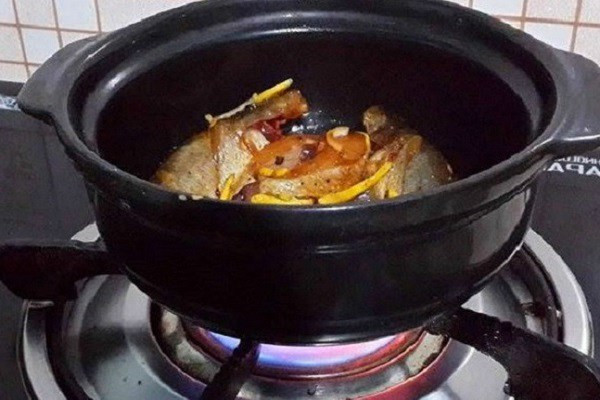 Finalizar el plato de pescado guisado con jengibre