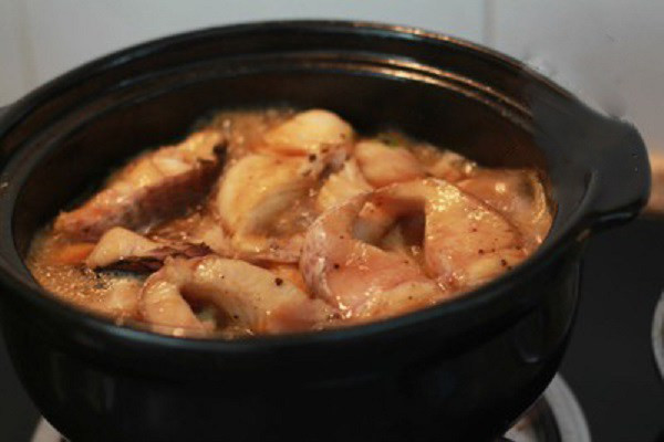 Guisar el pescado a fuego lento