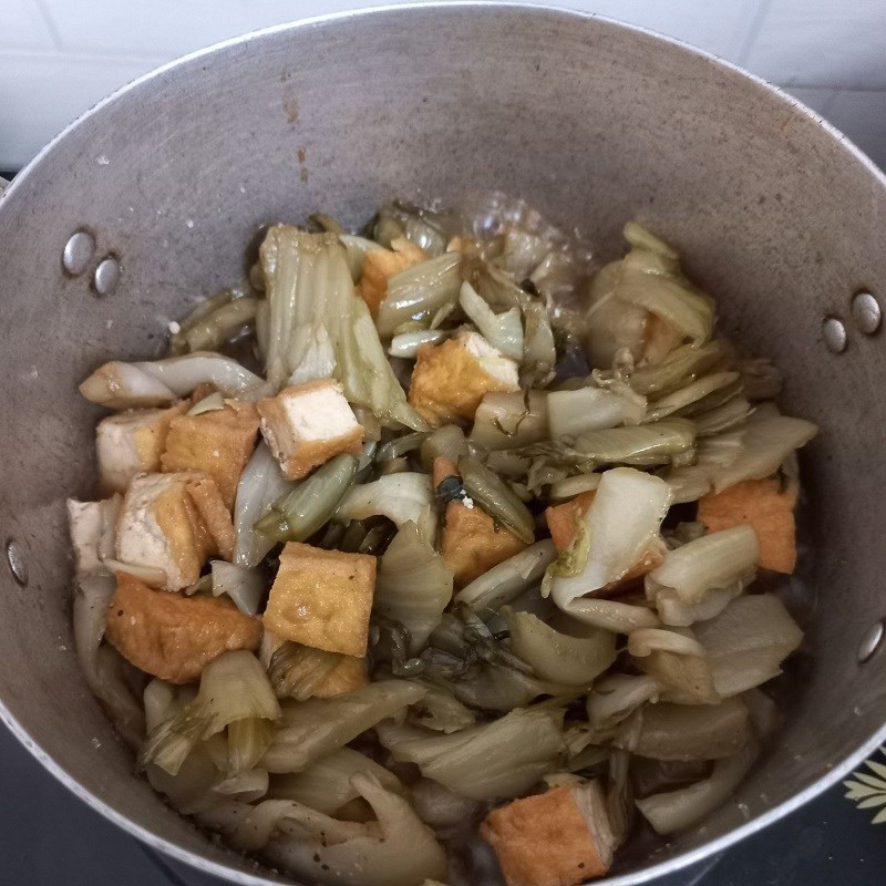 Braising tofu with pickled mustard greens