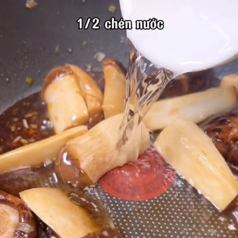 Braising tofu skin with mushrooms