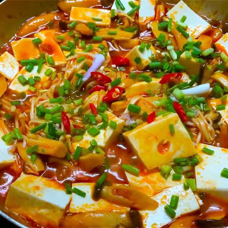 Nấm kho đậu hũ non đang nấu